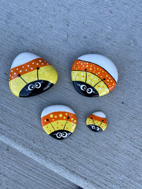 Rock Painting Candy Corn, Candy Corn Rocks, Candy Corn Rock Painting, Candy Corn Painted Rocks, Corn Painting, Painted Rock Ideas, Rock Animals, Rock Painting Tutorial, Paint Rocks