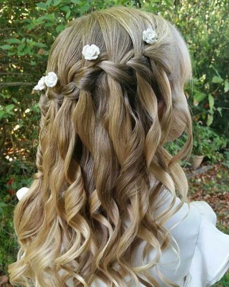 coiffure mariage petite fille cheveux bouclés tresse cascade Cute Flower Girl Hairstyles, Waterfall Braid With Curls, Junior Bridesmaid Hair, Waterfall Braids, Kadeřnické Trendy, Hairstyles Blonde, Flower Girl Hairstyles, Braids With Curls, Peinados Fáciles Para Cabello Corto