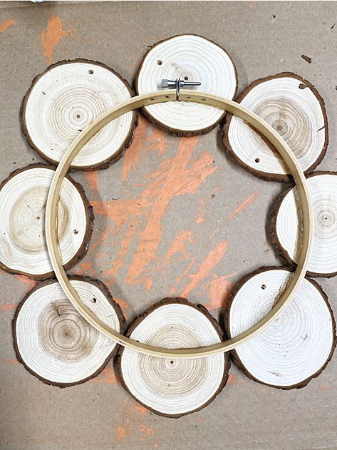 Wood Slice Gift Ideas, Log Wreath Wood Slices, Large Wood Slice Ideas, Birch Rounds Crafts, Crafts With Tree Slices, Wooden Circles Crafts, Wood Slice Pumpkins Diy, Small Wood Cookie Crafts, Wood Slices Wreath