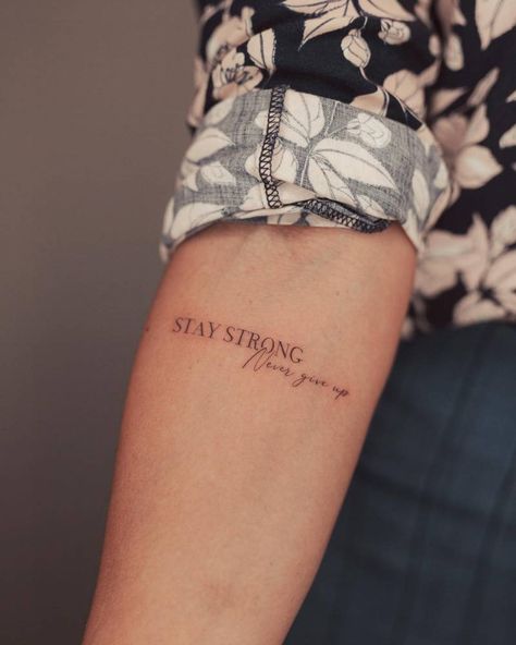 "Stay strong, never give up" lettering tattoo placed on Hand Written Tattoos, Tattoo Never Give Up, Typographic Tattoo, Meaningful Tattoos For Men, Mens Body Tattoos, Strong Tattoos, Side Wrist Tattoos, Hand Tattoos For Girls, Wrist Tattoos For Guys