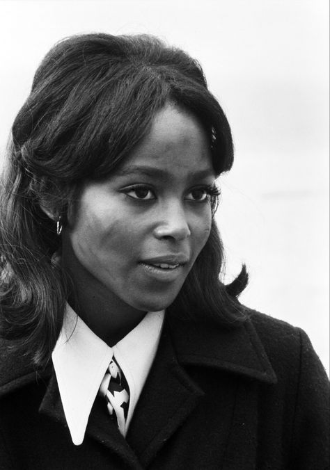 The African-American actress is known from many 60s and 70s blaxploitation films such as Black Gunn, Cleopatra Jones, and Drum. Her acting on screen was captivating and she was the representation that black women needed and still need to this day. Although her whereabouts are unknown, her impact on film isn’t. Feminity For Black Women, Brenda Sykes, Black Women 70s, 70’s Hairstyles, 70s Black Women, Half Bun, 60s Hair, 60s Women, African American Fashion