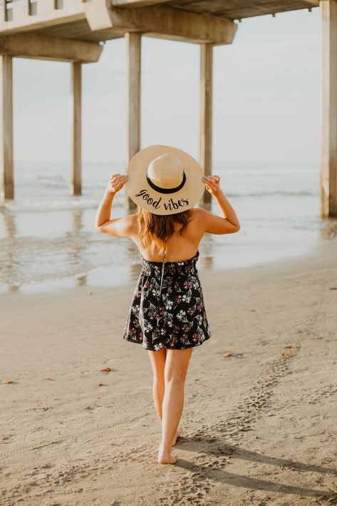 Sun Hat Photoshoot, Travel Poses, Travel Pose, Graduation Portraits, Branding Photoshoot Inspiration, College Senior, Beach Pics, Las Vegas Wedding, Sunny Weather