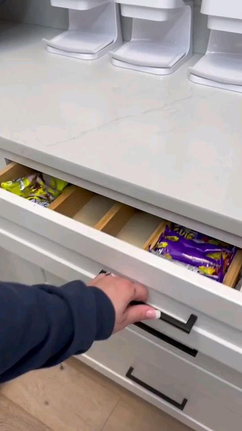 It's the organized kitchen for me! 😍😍😍 video by: @_catben_ Snacks Drawer, Lid Organization, Organization Fridge, Cabinet Fridge, Kitchen Storage Cabinet, Snack Organizer, Movie Night Snacks, Cozy Life, Organized Kitchen