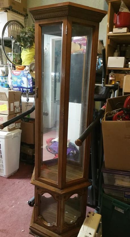 I picked up this cabinet at a yard sale. I didn't realize that it wasn't real wood. It looks like wood but it's some plastic type stuff the base is particle board. This cabinet is going to hold my salt and pepper shakers. I needed more shelves. The shape of the cabinet didn't allow room for a drill to make holes for shelf supports so I took it apart. Here it is stripped of all hardware, hinges, knobs, glass, shelf supports and lights. I used acetone and a rag to strip off most of the f… Antique Corner Curio Cabinet, How To Redo Curio Cabinets, Display Cabinet Decor Living Rooms, Update A Curio Cabinet, Refurbish Curio Cabinet Ideas, Curio Cabinets Makeover, How To Paint A Curio Cabinet, How To Decorate A Glass Cabinet, Diy Curio Cabinet Makeover