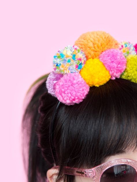 Aww, Sam: DIY Pom Pom Headband For Festival Season On Brit + Co Diy Crochet Headband, Karneval Diy, Pom Pom Headband, Diy Crop Top, Pom Pom Maker, Diy Pom Pom, Lamb Decorations, Crochet Headband Pattern, Pom Pom Crafts