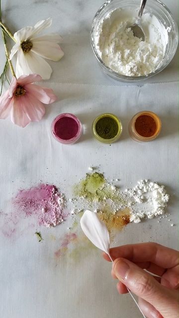 Jacqueline Butler on Instagram: "A few ideas for dusting your cosmos if you are making them for #sugarflowerofthemonth. No calyxes on these because they will break if you try to move the petals when arranging. A little dust on the backsides will do the trick instead! This will be the last of the cosmos for a little while, I promise! Wishing you a safe and lovely Easter weekend! #sugarflowers #petalsweetcakes #sugarflowerofthemonth #sugarcosmos #cakedecorating #weddingcakes #gumpasteflowers #mo Cosmos Flowers, Gum Paste Flowers, Diy Crafts Paper Flowers, Easter Weekend, Sugar Flowers, The Cosmos, Sweet Cakes, Clematis, I Promise