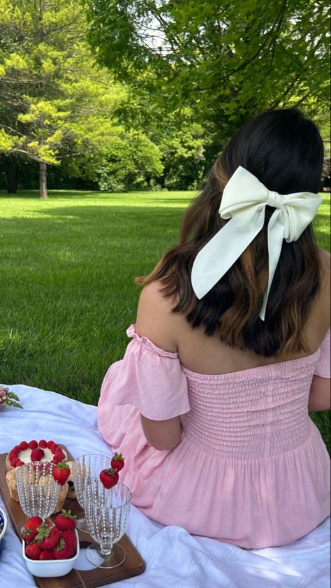 Picnic Pictures Ideas, Picnic Birthday Pictures, Picnic Birthday Aesthetic, Picnic Picture Ideas Instagram, Summer Core Outfits, Picnic Shoot Photo Ideas, Picnic Outfits Aesthetic, Aesthetic Picnic Pictures, Girl Picnic Aesthetic