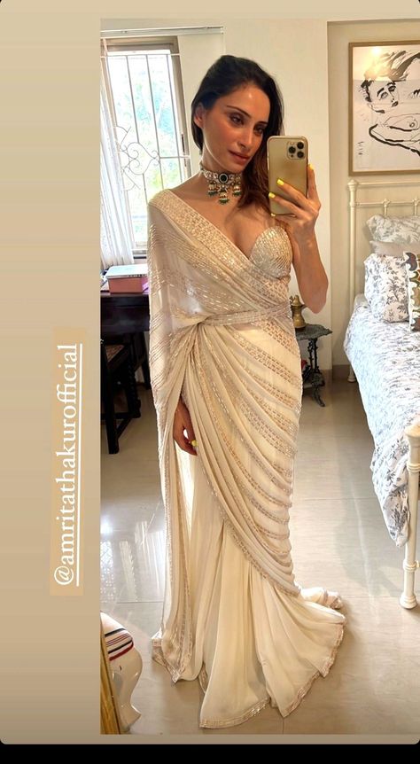 Drape Saree Designer 2023, Cocktail Party Saree, Saree Drapping Style Modern Wedding, Cocktail Party Outfit Indian, Modern Saree Party Wear, Party Outfit Indian, Saree Draping Styles Modern, Saree Styles Modern, Prestitched Saree