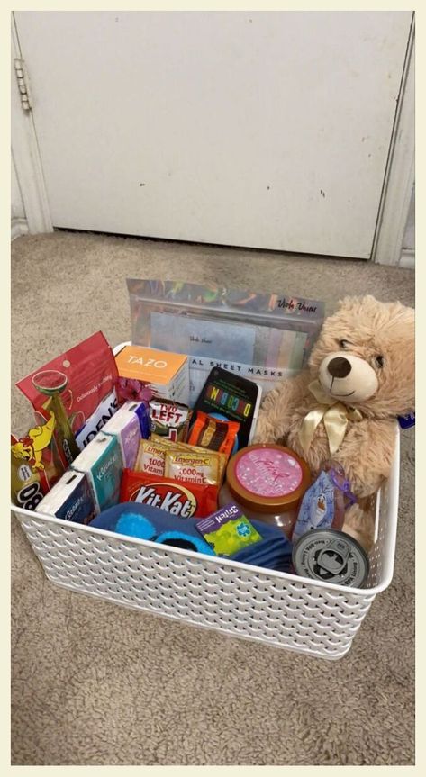 Birthday Present Basket For Best Friend, Christmas Basket Gift Ideas Best Friend, Birthday Basket Ideas For Girlfriend, Bestie Basket Gift Ideas Christmas, Gift Basket Ideas Preppy, Gift Basket Preppy, Preppy Birthday Gift Basket, Cute Baskets For Girlfriend, Preppy Gift Ideas For Friends