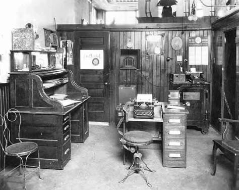 30 Interesting Vintage Photographs of Old Offices in the 1920s ~ vintage everyday 1930s Office, 1920s Office, Frederick Taylor, Detective Office, Vintage Home Decor Living Room, Study Den, Silent Sky, French Vintage Home Decor, Radium Girls