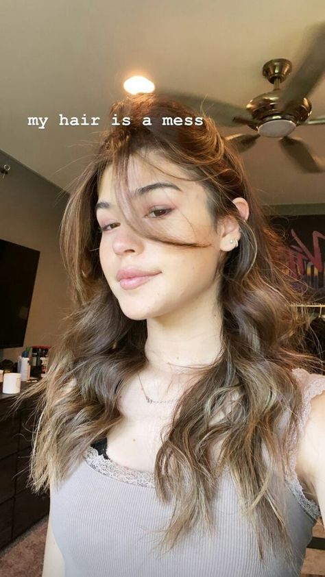 Messy hair i don't care | instagram story Bad Hair Day Caption, Hairstyles Instagram Story, Messy Hair Captions For Instagram, Hair Snapchat Story, Messy Hair Selfie, Hair Captions Instagram, Messy Hair Quotes, Caption For Hair, Selfi Pose