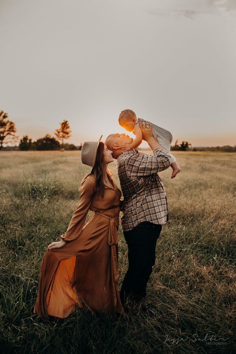 Family Picture Poses Outside, Fall Backyard Family Photos, May Family Pictures, Boho Family Of 3 Photoshoot, Family Picture Of 3, Fall Photo Shoot Family Of 3, Small Family Fall Pictures, Photography Inspiration Family, Harvest Family Pictures