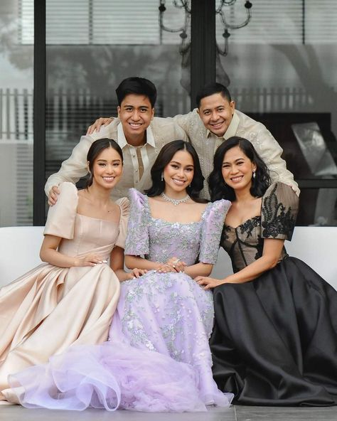 Modern Filipiniana Long Gown, Filipina Prom Dress, Filipiniana Prom Dress, Modern Filipiniana Gown Prom, Debut Dresses Filipino, Terno Filipiniana, Filipiniana Dress Modern, Barot Saya, Filipiniana Fashion