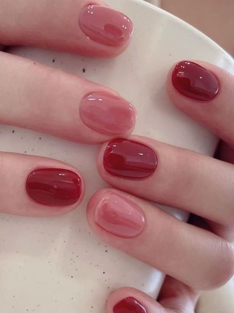 September nail designs: burgundy and pink jelly shades Sapphic Nails, Tato Henna, Manikur Kuku, Hello Nails, September Nails, Hippie Nails, Subtle Nails, Simple Gel Nails, Minimal Nails