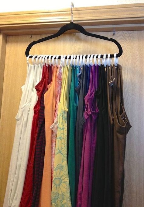 Use shower curtain rings and a hanger to hang your 2 million tank tops. Tank Top Organization, Tank Top Storage, Organizar Closet, Smart Tiles, Ideas Para Organizar, Closet Remodel, غرفة ملابس, Curtain Rings, Diy Closet