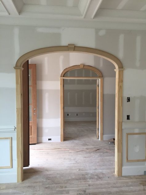 Molding Around Arched Doorway, Arch Doorway Trim Diy, Arches In House Interiors, Build Arch Doorway, Archway Into Living Room, Rounded Doorway Trim, Trim On Arched Opening, Interior Archway Decor, Archway Molding Diy