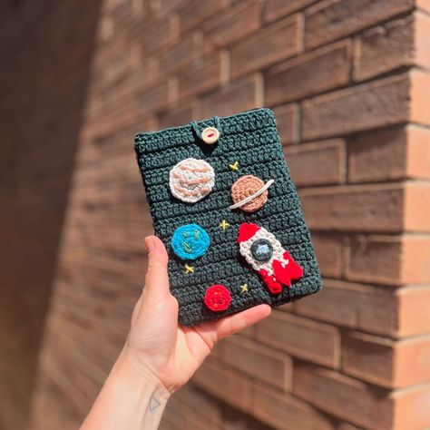 Crocheted kindle sleeve🚀 outer space themed🪐 Tutorial is on my channel. #crochetkindlesleeve #crochetipadcover #crochetuniquedesigns #legolitalunacrochet Crochet Ipad Cover, Summer Drawings, Kindle Sleeve, Computer Sleeve, August 15, Outer Space, Lego, Universe, Unique Designs