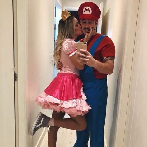 Halloween Costume Couple, Cute Couples Costumes, Unique Couple Halloween Costumes, Kostuum Halloween, Couples Halloween Costumes, Fest Temaer, Mario And Princess Peach, Best Couples Costumes, Halloween Costumes Ideas