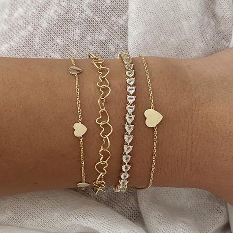 Gold Heart Bracelet For Women, Heart Bracelet Gold, Gold Heart Bracelet, 4 Characters, Preppy Jewelry, Station Bracelet, Jewelry Accessories Ideas, Mini Mini, Jewelry Lookbook