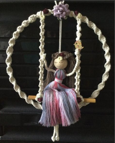 Diy Yarn Dolls, Macrame Doll, Macrame Nursery, Macrame Hanging Chair, Crochet Plant Hanger, Free Macrame Patterns, Yarn Dolls, Fairy Crafts, Macrame Hanger