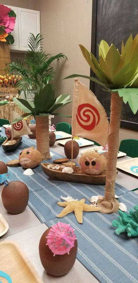 Food For Moana Themed Party, Moana Party Table Set Up, Moana Birthday Centerpieces, Moana Table Decorations, Maui Birthday Party For Boys, Moana Quinceanera Theme, Moana Centerpieces Ideas, Ocean Themed Birthday Party, Moana Centerpieces