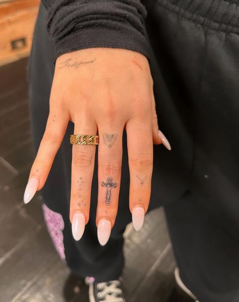 Non Pinterest Tattoos, Jesus Hand Tattoo, Cross Finger Tattoos, Cross Tattoo On Hand, Sophia Birlem, Small Girly Tattoos, Hand And Finger Tattoos, Cross Tattoo Designs, Petite Tattoos