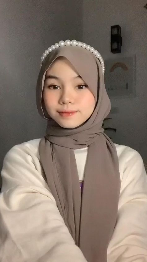 Ootd Hijab Topi Baret, Tutorial Hijab Pashmina Pake Topi, Tutor Pasmina Simple, Tutorial Pashmina Silk, Pasmina Tutorial, Letter Z Tattoo, Hijab Tutorial For School, Hijab With Glasses, Tutorial Pasmina