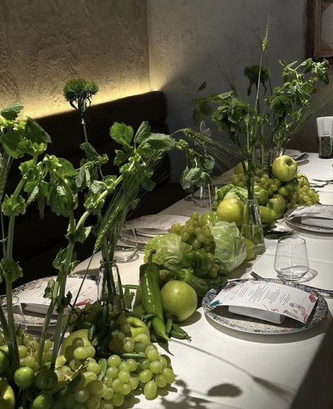 Furshet Ideas, Dinner Table Scape, Birthday Table Setup, Wicked Party, Culinary Design, Dinner Party Tablescapes, Green Tablescape, Wedding Table Setup, Edgy Bridal