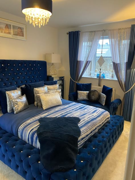 Velvet royal blue bed with window seat Royal Blue Bedroom Furniture, Blue Silver White Bedroom, Blue Tufted Bedroom Ideas, Royal Blue And Silver Bedroom Ideas, Bedroom Ideas Royal Blue, Royal Blue Master Bedrooms Decor, Velvet Blue Bedroom Ideas, Royal Blue Bedroom Ideas For Couples, Royal Blue Bedroom Ideas For Women