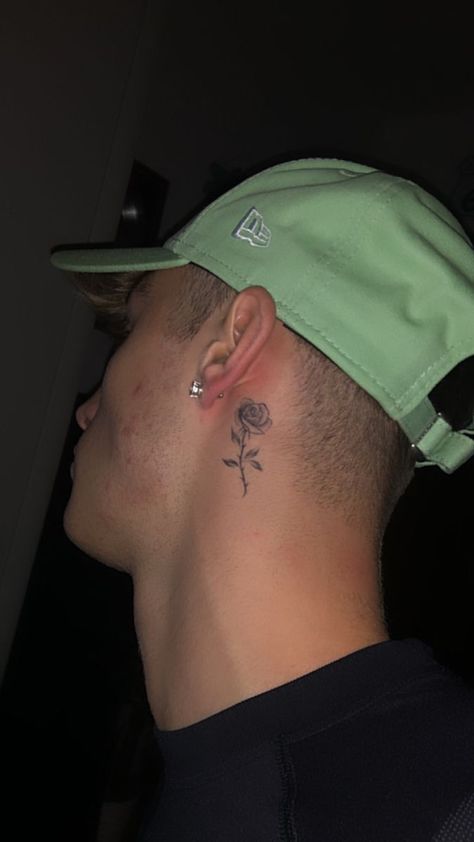 Simple Neck Tattoos, Rose Neck Tattoo, Hals Tattoo Mann, Best Neck Tattoos, Small Neck Tattoos, Side Neck Tattoo, Tatuagem Masculina Pequena, Simple Tattoos For Guys, Rose Tattoos For Men