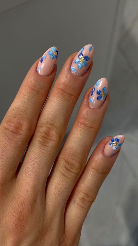 Flower Nails With Gold Flakes, Blue Flowered Nails, Floral And Gold Nails, Blue With Gold Flakes Nails, Sky Blue Nail Art Designs, Bridgerton Inspired Nails Ideas, Blue Flowers Nail Art, Modern Spring Nails, Blue Hydrangea Nails