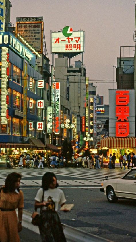 Photo Japon, Triple Entente, Japan 80's Aesthetic, Shinjuku Japan, 80s Aesthetic Wallpaper, Saving Face, Pop Aesthetic, City Pop, Tokyo City