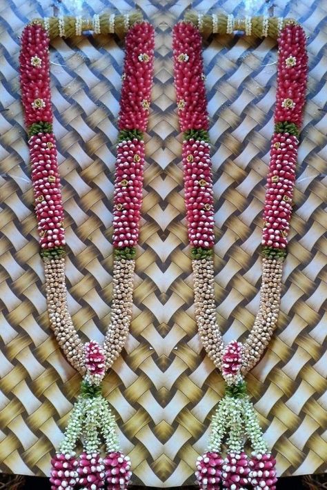 Garland Wedding Indian Muhurtham, Pelli Dandalu For Engagement, Simple Wedding Garland, Engagement Garlands Indian Simple, Maalai Designs For Reception, Muhurtham Malai Design, Engagement Flower Mala, Flowers Mala For Wedding, Pelli Dandalu For Marriage