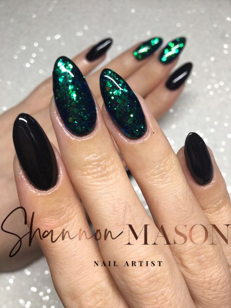 Black Green Nails, Green Xmas Nails, Aniversary Ideas, Emerald Green Nails, Black Ombre Nails, Emerald Nails, Dark Green Nails, Glitter Nails Acrylic, Bella Hair