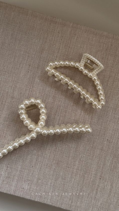 Aesthetic & Minimalist hair claw clips Hair Accessories Claw Clips, Pearl Hair Claw Clip, Trending Hair Clips, Claw Clips Cute, Cute Hair Claw Clips, Cute Clips For Hair, Cool Hair Clips, Hair Assesories Aesthetic, Cute Hair Accessories Aesthetic