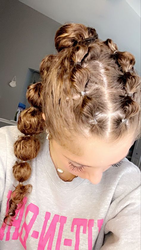 East Volleyball Hairstyles, Bubble Braid Hairstyles For Sports, Tight Hairstyles For Sports, Cute Hairstyles For Sports, Game Day Braids, Sports Hair, Braided Sporty Hairstyles, Gameday Hair, Game Day Hairstyles