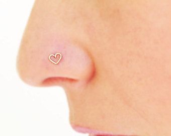 Heart Nose Stud, Jewelry Tattoo Designs, Cute Nose Rings, Heart Nose Rings, Tiny Nose Studs, Tiny Nose, Cute Nose Piercings, Nose Ring Jewelry, Nose Pins