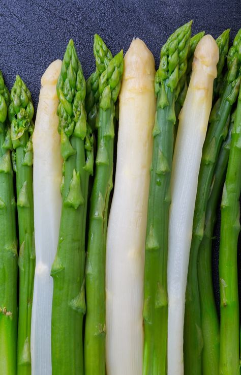 White and Green Asparagus Asparagus Seasoning, Culinary Classes, White Asparagus, Cooking Guide, Appetizer Salads, Weird Food, Asparagus Recipe, Fresh Fruits And Vegetables, Cooked Vegetables