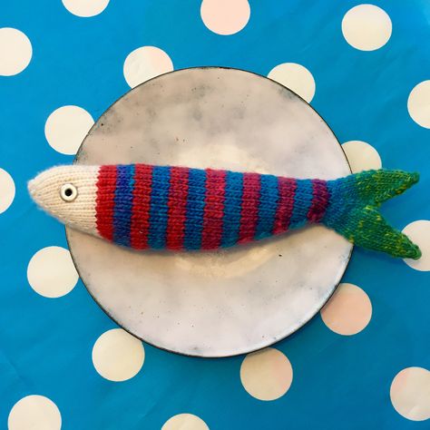 Ravelry: Sardine by Barbara Ceiga Craft Markets, Knit In The Round, The Nose, Sewing Patterns Free, Knit Patterns, Ravelry, Fish Pet, Knit Crochet, Free Pattern