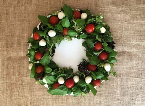 Christmas Salad Wreath Ideas, Christmas Wreath Salad Recipe, Broccoli Wreath Christmas, Caprese Salad Wreath, Tomato Mozzarella Christmas Wreath, Christmas Dinner Main Course, No Carb Food List, Vegetable Salad Recipes, Christmas Salads