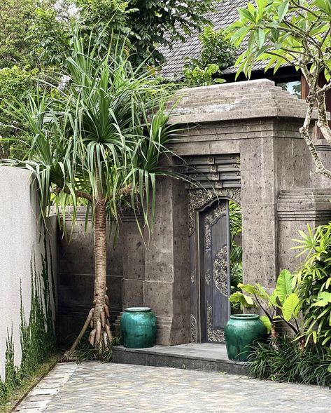 Angkul Angkul Bali, Indian House Exterior Design, Bali Style Home, Bali House, Entrance Gates Design, Tropical Architecture, Smart Home Design, Jimbaran, Brick Architecture