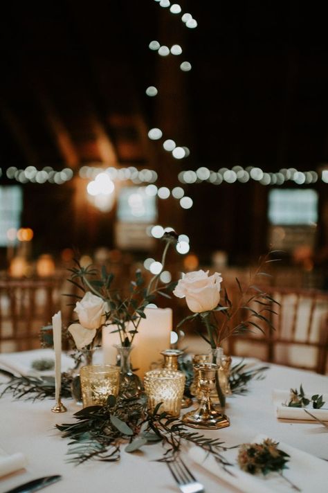 Centerpieces Wedding Glass Vases, Rustic Romantic Table Decor, Simple Beautiful Wedding Centerpieces, Twinkle Light Centerpiece Wedding, Rustic Glam Decor Wedding, Minimalist Wedding Table Centerpieces, Gold Picture Frames Wedding Centerpiece, Rustic Industrial Wedding Decor, Circle Table Centerpiece Wedding