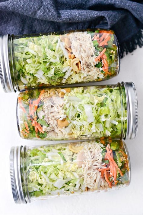 Meal Prep Asian, Chicken Mason Jar Salad, Asian Cashew Chicken, Toasted Sesame Dressing, Mason Jar Meal Prep, Jar Magic, Mason Jar Lunch, Mason Jar Recipe, Salad Jar Recipe