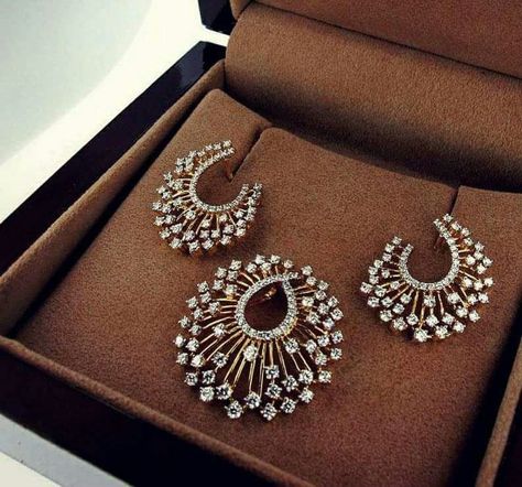 Diamond Earrings Indian, Diamond Pendent, Diamond Pendants Designs, Diamond Earrings Design, Diamond Pendant Sets, Diamond Necklace Designs, Gold Pendant Jewelry, Gold Bride Jewelry, Gold Armband