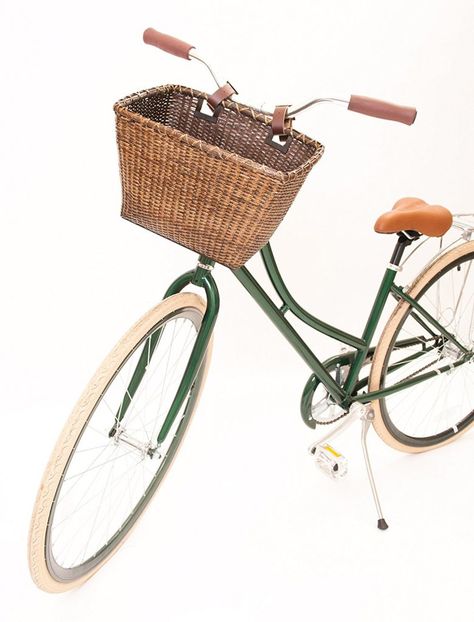 12 Eye-Catching Bike Baskets for the Ultimate Beach Ride #beachlife #bike #coastalliving #bikebaskets Wicker Bicycle Basket, Basket Bike, Bike With Basket, Beach Rides, Beach Cruiser Bike, Pink Bike, Velo Vintage, Bicycle Basket, Cat Basket