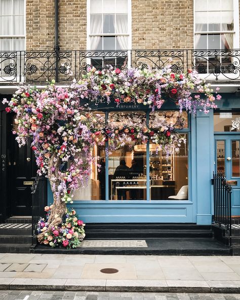 Ahead of London Fashion Week, here are the prettiest places to photograph near the fashion epicenters. London Elizabeth, Belgravia London, London Cafe, Places In London, Elizabeth Street, London Shopping, London Places, Shop Fronts, Instagrammable Places