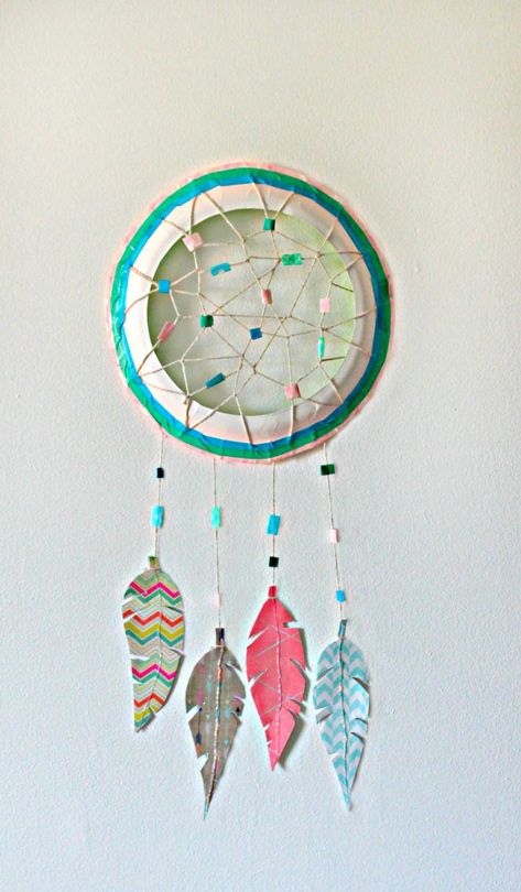 Paper Plate Dream Catcher | Fun Family Crafts Paper Plate Dream Catcher, Plate Dream Catcher, Diy Dream Catcher For Kids, Dream Catcher For Kids, Diy Dream Catcher Tutorial, Paper Feathers, Dream Catcher Craft, Feather Dream Catcher, Dream Catcher Diy