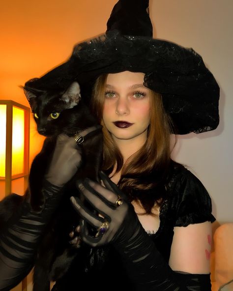 Witch And Cat Halloween Costume, Witch And Black Cat Costume, Witch Outfit Halloween, Kayli Boyle, Fotos Halloween, Halloween Costum, Handmade Halloween Costumes, Black Cat Costumes, Witch Core