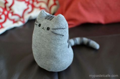 Tutorial: Pusheen cat sock softie | Sewing | CraftGossip | Bloglovin Kat Diy, Chat Diy, Pusheen Plush, Diy Crafts For Teens, Small Stuffed Animals, Crafts For Teens To Make, Sock Dolls, Sock Toys, Diy Socks