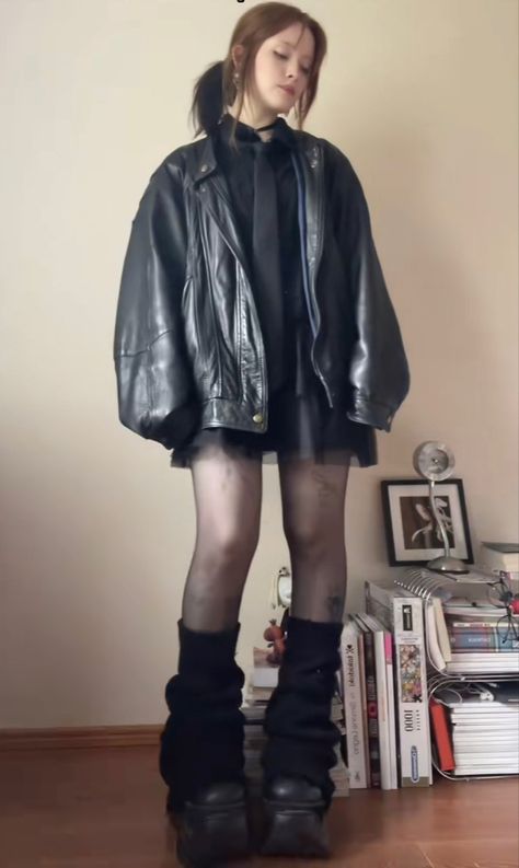 Womens Jacket Outfit, Casual Alternative Outfits Winter, Whichcore Outfit, Outfits To Hide Back Rolls, What To Wear With A Leather Jacket, 2000s Dark Fashion, Goth Cute Outfits, Layered Goth Outfit, Goth Rainy Day Outfit